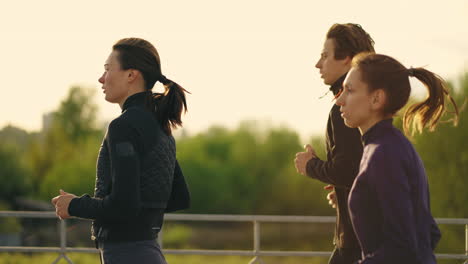 Laufen-Sie-Morgens-Sportliche-Aktivitäten-Und-Einen-Gesunden-Lebensstil-Junger-Menschen.-Schlanke-Frauen-Und-Männer-Joggen